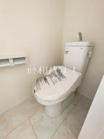 各階にトイレがあると、朝の忙しい時間帯などに便利です。 また、夜中も1階まで下りずにすみます。　B号棟　トイレ　【西東京市西原町５丁目】