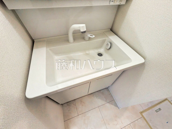 洗面ボウルは広々平らな底面なので付け置き洗い等できます。深さがあるので水も飛び散らず使い勝手便利です。　B号棟　洗面室　【西東京市西原町５丁目】