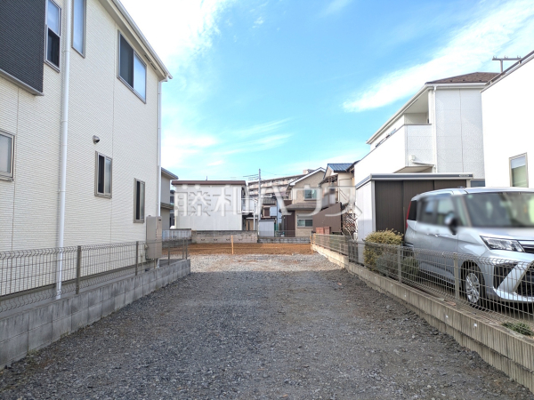 現地写真　【所沢市狭山ケ丘２丁目】　 道路から奥まった住まいは、車や人通りも気にならずプライバシーの確保された住空間を保つことができます。