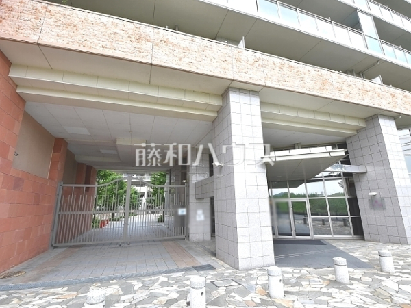 ≪エントランス≫安心のオートロック付きマンション。日々の安全を守ります。【ラヴィラ府中多摩川】