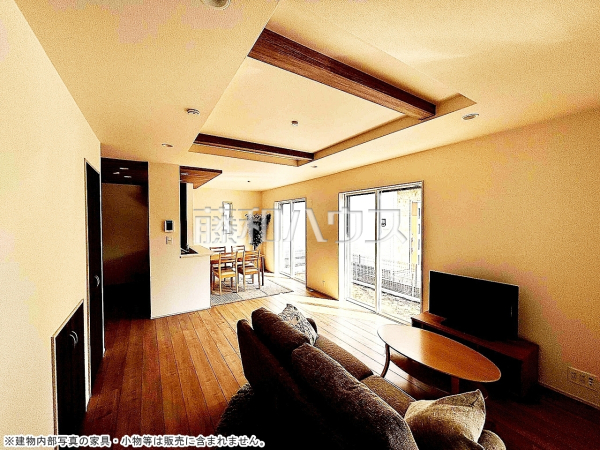 リビング　【小平市花小金井３丁目】