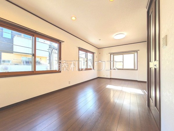 リビング　【富士見市水谷東３丁目】