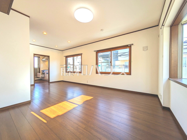 リビング　【富士見市水谷東３丁目】