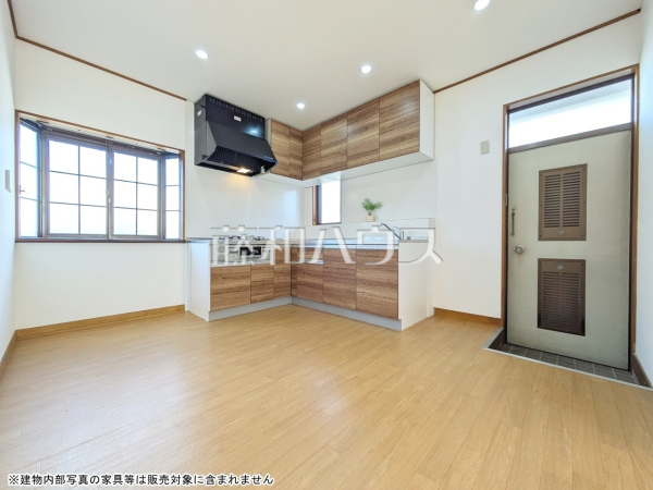 リビング　【八王子市散田町３丁目】