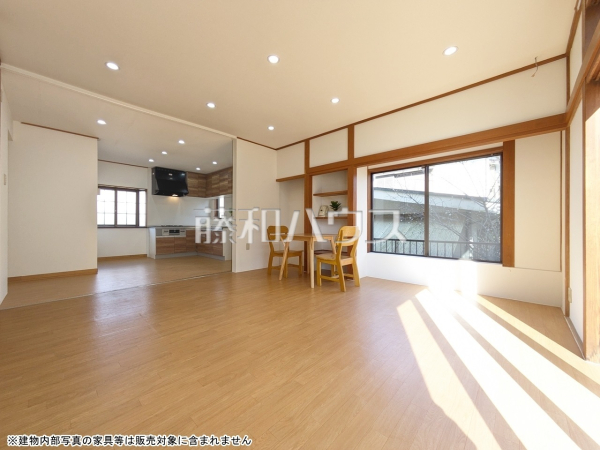 リビング　【八王子市散田町３丁目】