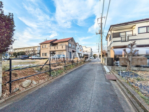 接道状況および現場風景(現況：駐車場)　【小平市学園東町】 物件の事、諸費用の事など、小さな疑問もお気軽にご連絡・ご相談下さい。 