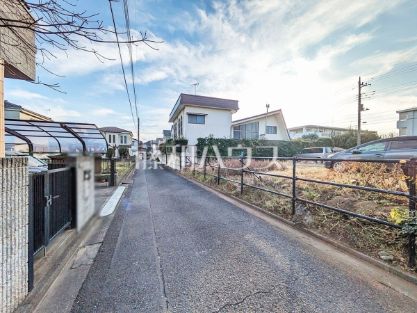 接道状況および現場風景(現況：駐車場)　【小平市学園東町】