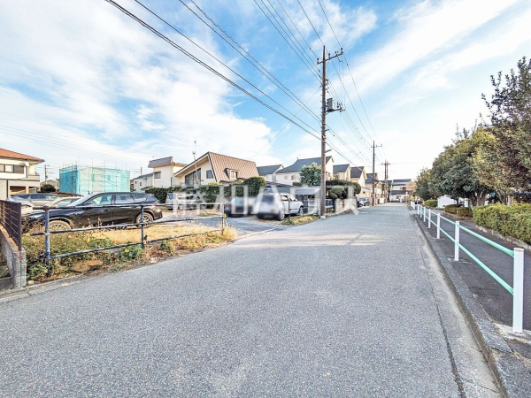 接道状況および現場風景(現況：駐車場)　【小平市学園東町】 見学はしたいけど、なかなか時間が取れない・・・そんな方に出勤前や仕事終わりにマイホームを見学できるサポートをいたします。 