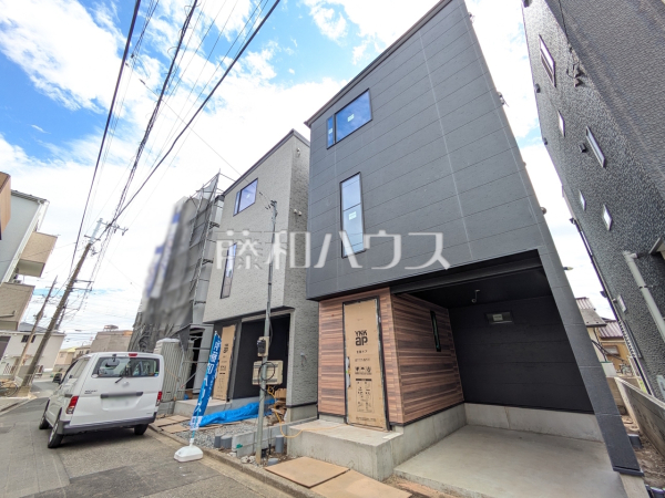足場が外れて実際の外観が見えてきました。完成までもう少しです。　【朝霞市仲町１丁目】