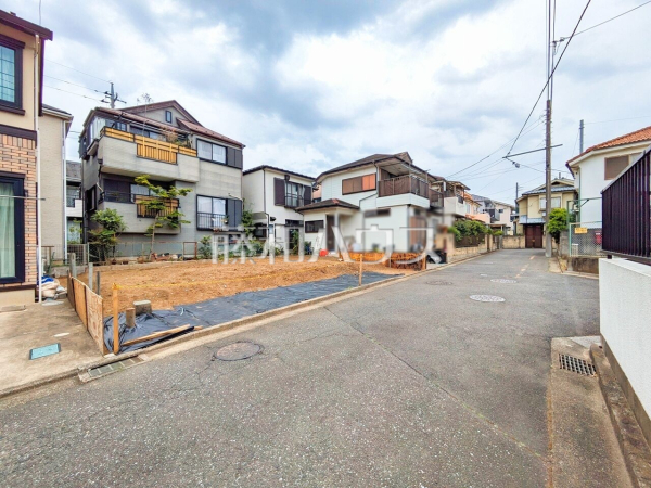 接道状況および現場風景　【新座市石神５丁目】 見学はしたいけど、なかなか時間が取れない・・・そんな方に出勤前や仕事終わりにマイホームを見学できるサポートをいたします。 