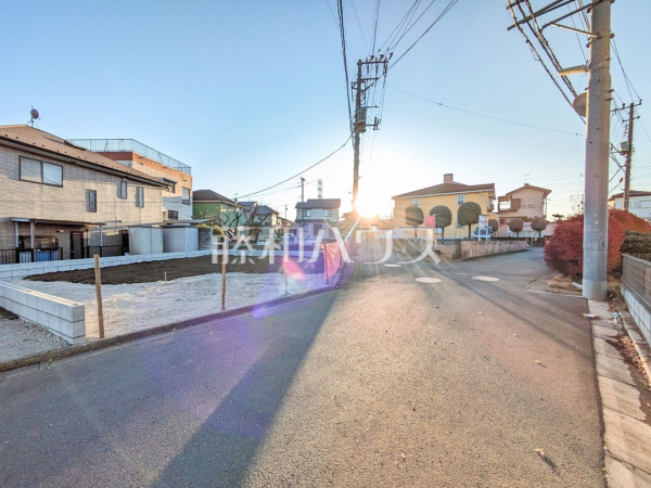 接道状況および現場風景　【東久留米市下里２丁目】 見学はしたいけど、なかなか時間が取れない・・・そんな方に出勤前や仕事終わりにマイホームを見学できるサポートをいたします。 