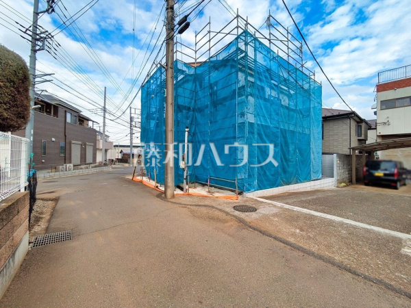 接道状況および現場風景　【東久留米市下里２丁目】 建物のプレゼンをさせていただきますので、実際の完成イメージを思い描いていただくことができます。お気軽にお問合せ下さい。 