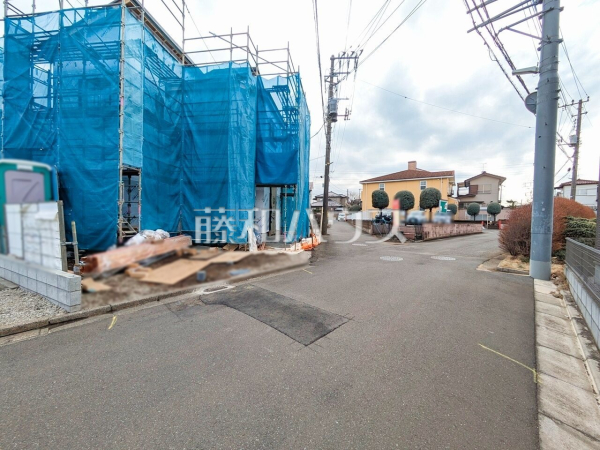 接道状況および現場風景　【東久留米市下里２丁目】 ここに住む方を想像して、着々と建築しております！ 