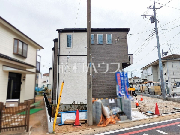 1号棟　外観　【所沢市大字久米】 見学はしたいけど、なかなか時間が取れない・・・そんな方に出勤前や仕事終わりにマイホームを見学できるサポートをいたします。 