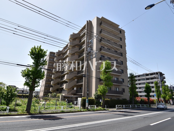 ≪外観≫京王線「多磨霊園」駅より徒歩8分、この恵まれたロケーションによる幸福感は、毎朝の通勤時にしっかりと感じられるのではないでしょうか。　【アデニウム府中白糸台】