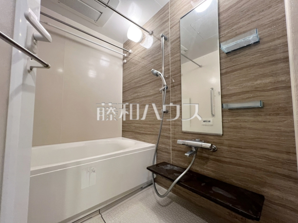 ≪浴室≫ 雨の日の強い味方！浴室換気乾燥機付きユニットバスで洗濯物が乾かせます。  　【アデニウム府中白糸台】