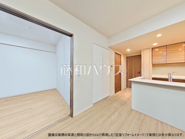 ≪リビング≫リビングに隣接する居室の引き戸を開ければさらに開放感が広がります。 　【アデニウム府中白糸台】