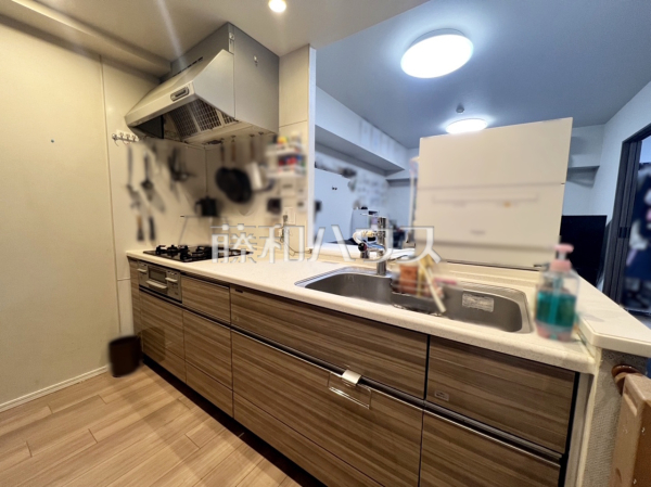 ≪キッチン≫使いやすくスタイリッシュなシステムキッチンには、毎日お使いになる方の視点が存分に活かされています。　　【アデニウム府中白糸台】