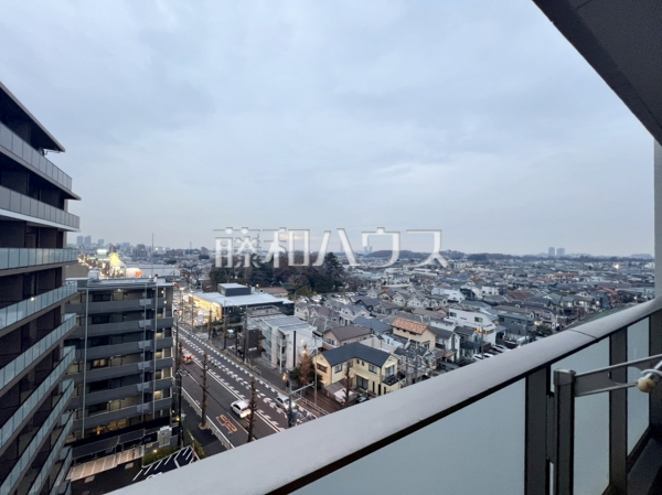 ≪バルコニー≫ 9階建て最上階！ 利便性と、思わず深呼吸したくなる大きな空、色彩豊かな木々。この街が育んだ豊かな情景を楽しみ過ごす時が心地よいものとなるでしょう。  【アデニウム府中白糸台】