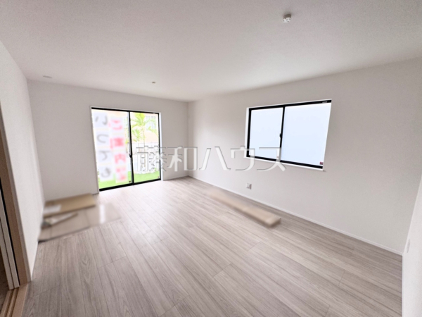 B号棟　リビング　【沖縄市東１丁目】