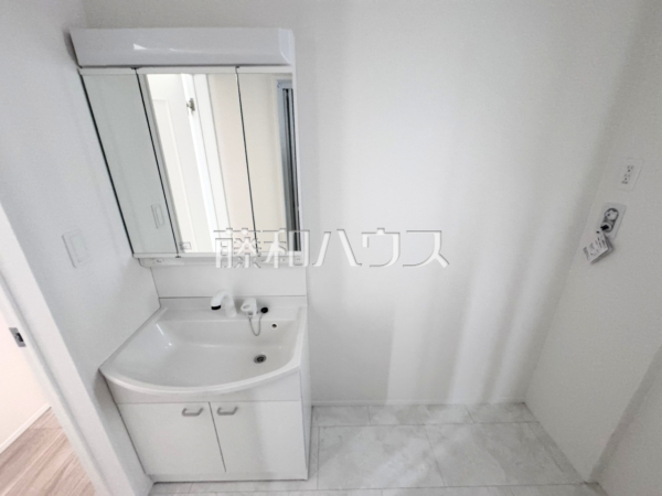 B号棟　洗面室　【沖縄市東１丁目】