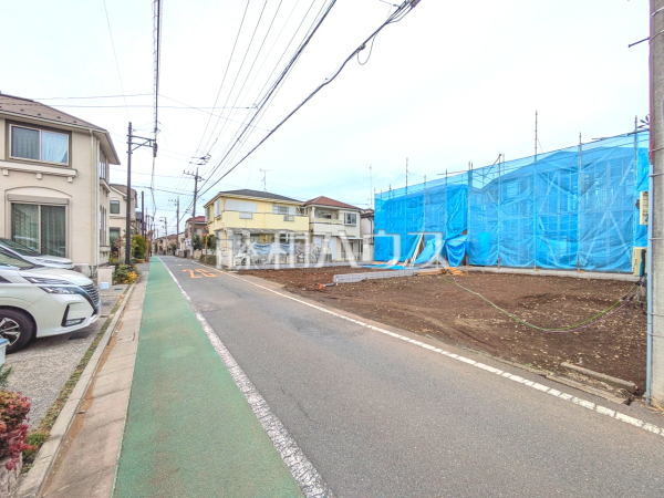 接道状況および現場風景　ご家族ぞれぞれの思い出と、どこまでも広がる空を独り占め！暖かな光に包まれ四季折々の風を感じる、幸せの空間がここに。【国分寺市戸倉２丁目】