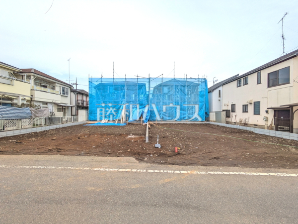 接道状況および現場風景　充実した新たな生活を、「あったらいいな」がある、この地から始めてみませんか？鮮やかな青空と暮らすこの土地で・・・。【国分寺市戸倉２丁目】