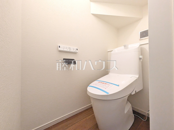 4号棟　トイレ　
清潔な空間を保ちたいトイレはオフホワイトでまとめました。毎日使う場所だからこそお手入れも楽々にできる機能が搭載されております。汚れが付着しにくい便器はお掃除も楽々です。　

