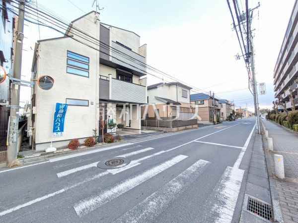 接道状況および現場風景　【西東京市新町５丁目】前面道路約7mなので、運転が少し苦手な方でも運転・駐車がしやすそうですね