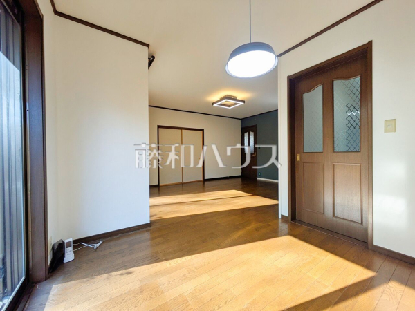 リビング　【所沢市松が丘１丁目】見学はしたいけど、なかなか時間が取れない・・・そんな方に出勤前や仕事終わりにマイホームを見学できるサポートをいたします。