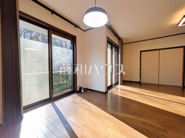 リビング　【所沢市松が丘１丁目】 平日のご案内も可能です。まずはお気軽にお問合せ下さいませ。 