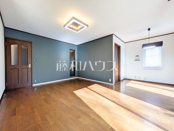 リビング　【所沢市松が丘１丁目】　 LDKには大きな窓が施され、明るさと通風を確保した快適な空間です。