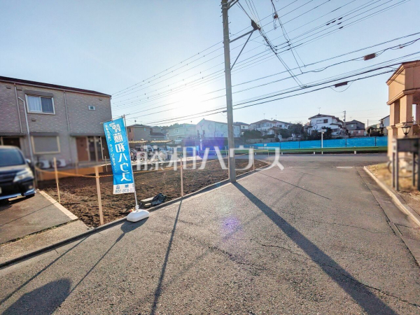 接道状況および現場風景　【小平市花小金井５丁目】 建物のプレゼンをさせていただきますので、実際の完成イメージを思い描いていただくことができます。お気軽にお問合せ下さい 