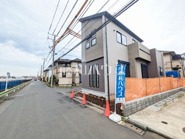 接道状況および現場風景　【小平市花小金井５丁目】南側は隣地通路につき、陽当たり良好です