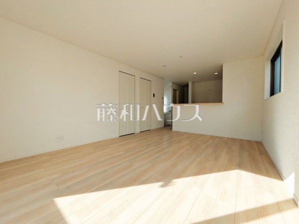 リビング　【新座市野寺２丁目】