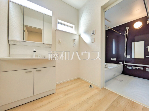 洗面室　三面鏡付きの洗面台。鏡の裏にも収納があり、歯ブラシや化粧品等もすっきり収納できます。【新座市野寺２丁目】