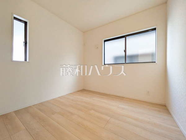 納戸　 納戸は窓が控えめで日光の影響を受けにくく、洋服や本の日焼けを気にせず保管することができます。 【新座市野寺２丁目】