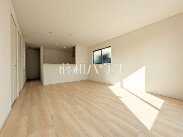 リビング　2階にリビングを設置することで道路や外からの視線が届きにくい、プライバシー性の高いリビングでゆっくりと寛ぐことができます。【新座市野寺２丁目】