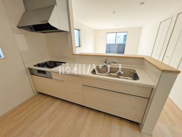 キッチン　ご家族の様子がわかり、会話も楽しめる対面式システムキッチン【新座市野寺２丁目】 