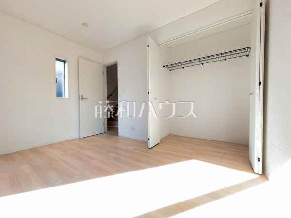 居室　各居室にはクローゼットを完備し、家具を置くスペースが確保しやすい設計がされております。【新座市野寺２丁目】