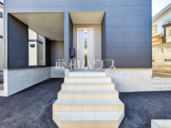 玄関　見学はしたいけど、なかなか時間が取れない・・・そんな方に出勤前や仕事終わりにマイホームを見学できるサポートをいたします。【新座市野寺２丁目】