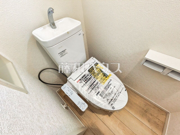 トイレ　 各階にトイレがあると、朝の忙しい時間帯などに便利です。 また、夜中も1階まで下りずにすみます。 【新座市野寺２丁目】