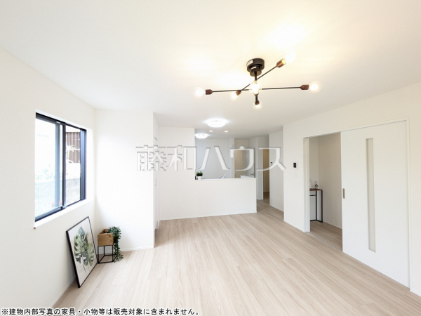 A号棟　リビング　【八重瀬町字具志頭】 たっぷりの日差しや心地良い風が入る、広々としたリビングが魅力 