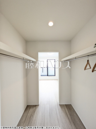 A号棟　ウォークスルークローゼット　【八重瀬町字具志頭】　居室と納戸につながるウォークスルークローゼット