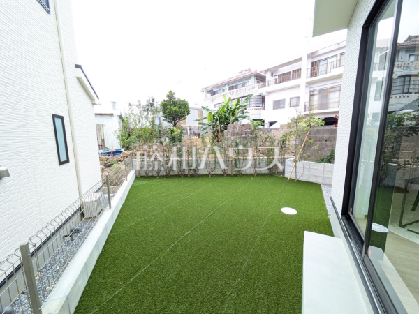 A号棟　庭　【八重瀬町字具志頭】　  庭があることで遮るものが少なく、光や空気を取り込むことができます。 