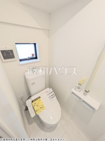 A号棟　トイレ　【八重瀬町字具志頭】　 各階のトイレにはウォシュレット完備！　 