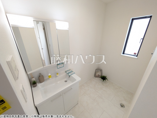 A号棟　洗面室　【八重瀬町字具志頭】　三面鏡付きの洗面台。鏡の裏にも収納があり、歯ブラシや化粧品等もすっきり収納できます。 