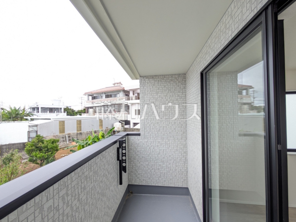 A号棟　バルコニー　【八重瀬町字具志頭】　 南向きのバルコニーは日差しもたっぷり注ぎ、お洗濯物もよく乾きます。 