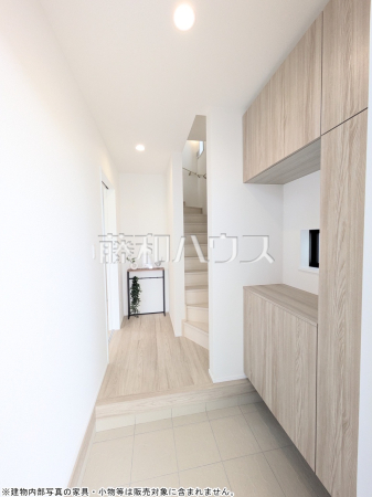 A号棟　玄関　【八重瀬町字具志頭】　 自然光を取り入れ明るい空間になるよう設計された玄関です。 