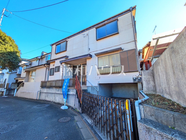 現地写真(現況：古屋有)　 建築会社を自由にセレクトできる土地分譲で理想の暮らしを叶えて下さい 【新座市野寺１丁目】